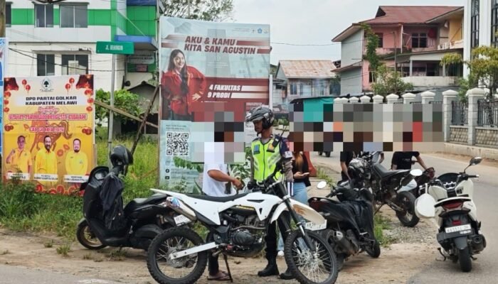 Humanis Tapi Tegas, Satlantas Polres Melawi Edukasi Pengendara di Jalan