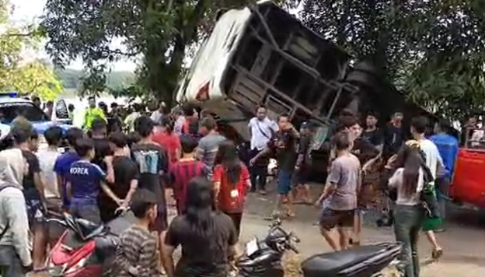 Tragis! Bus DAMRI Rute Sintang–Pontianak Terbalik di Penyeladi