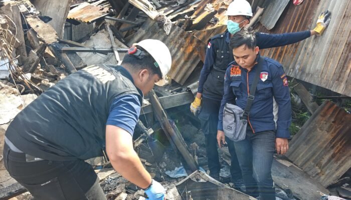 Tim Labfor Polda Kalbar Turun Tangan Selidiki Kebakaran 16 Ruko di Melawi