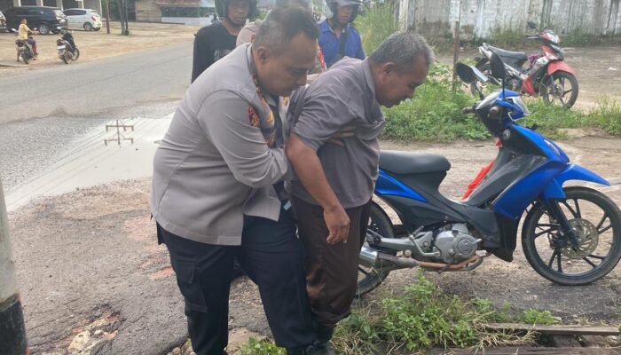Kapolres Melawi Sigap Evakuasi Korban Laka Tunggal ke Rumah Sakit
