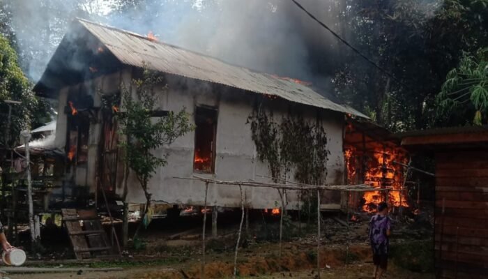 Kebakaran Hanguskan Rumah Warga di Nanga Pintas, Korban Terima Bantuan Darurat dari Pemerintah Desa dan Masyarakat