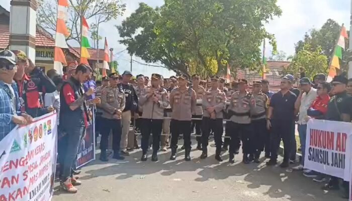 Kapolres Melawi Terima Langsung Aksi Damai Ormas dan LSM, Aksi Damai Berlangsung Kondusif