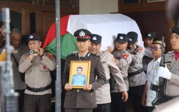 Bentuk Penghormatan atas Dedikasi, Polres Melawi Gelar Upacara Pemakaman Kedinasan untuk Aiptu Muhammad Tabrani Lumban Tobing
