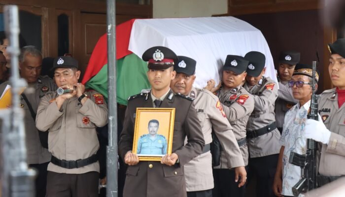 Bentuk Penghormatan atas Dedikasi, Polres Melawi Gelar Upacara Pemakaman Kedinasan untuk Aiptu Muhammad Tabrani Lumban Tobing