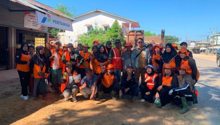 DLH Melawi Intensifkan Pembersihan Rutin, Kadis Yusuf Afandi Tinjau Langsung Lapangan