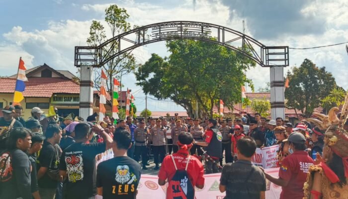 Ratusan Massa Ormas dan LSM Melawi Datangi Polres, Laporkan Syamsul Jahidin dan Sampaikan Tiga Tuntutan