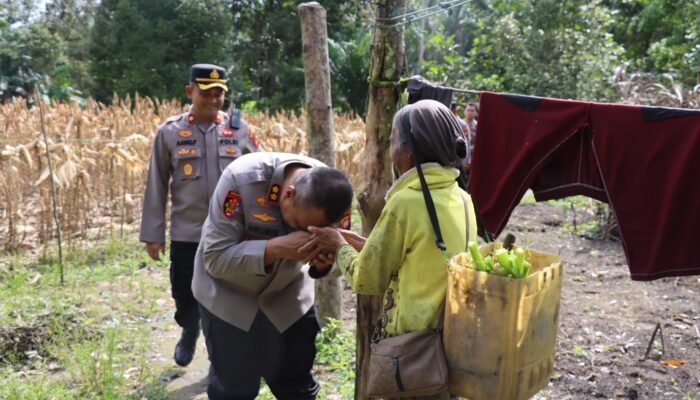 Satu Gestur, Seribu Makna: Ketika Jabatan Harus Menunduk, Kapolres Melawi Tunjukkan Adab Berdiri Paling Tinggi kepada Orang Tua