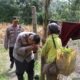Satu Gestur, Seribu Makna: Ketika Jabatan Harus Menunduk, Kapolres Melawi Tunjukkan Adab Berdiri Paling Tinggi kepada Orang Tua