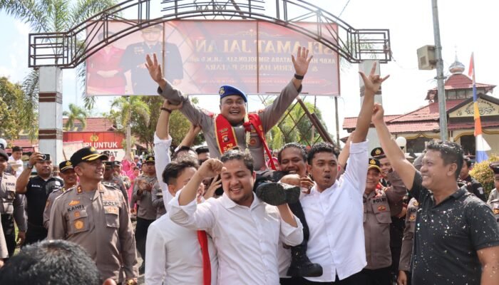 Perpisahan Penuh Haru, AKBP Harris Batara Simbolon Diusung Anggota Satreskrim Saat Tinggalkan Mapolres Melawi