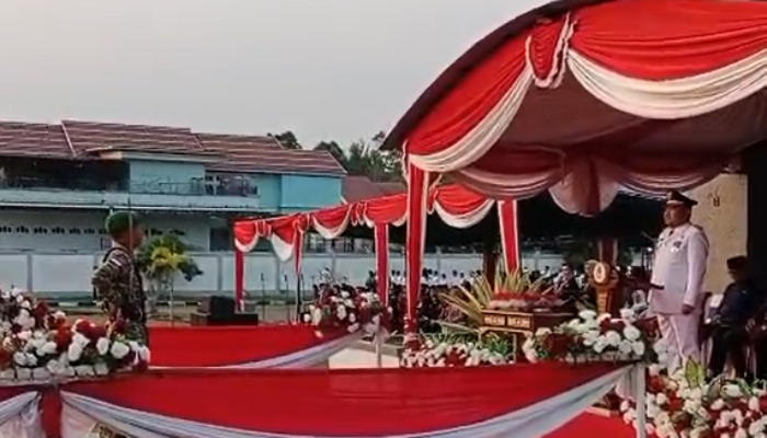 Danramil 01 Nanga Pinoh Dipercaya sebagai Komandan Upacara Penurunan Bendera HUT ke-81 RI di Melawi