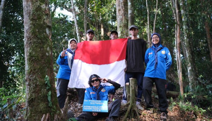 Ekspedisi Hulu Juang “GEMPA” FISIP UNTAN Angkatan XXXV Sukses Gelar Aksi Sosial hingga Pengibaran Merah Putih di Gunung Tukung