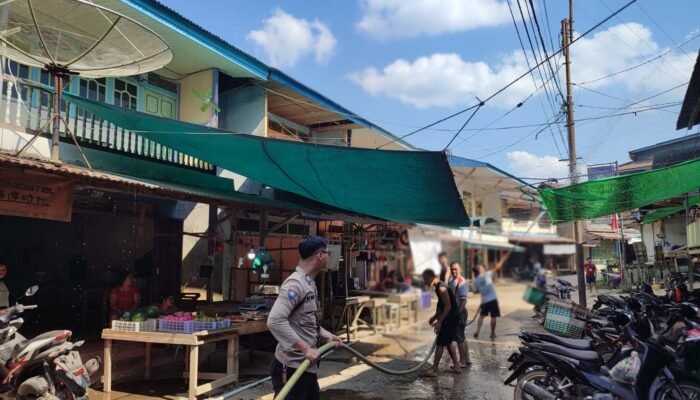 Antisipasi Kebakaran di Musim Kering, Polsek Sokan Bersama Warga Basahi Atap dan Jalan