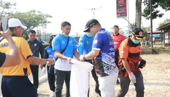 Jelang HUT ke-81 RI, Bupati Melawi Ajak Masyarakat Bangkitkan Semangat Gotong Royong