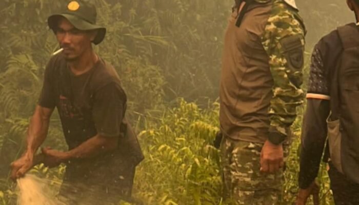 Tak Hanya Memantau, Danrem 121/Abw Ikut Berjibaku Padamkan Karhutla di Ketapang