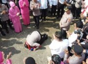 Sujud Syukur Sang Kapolres, Momen Perpisahan AKBP Harris Batara Simbolon Menggetarkan Hati Personel
