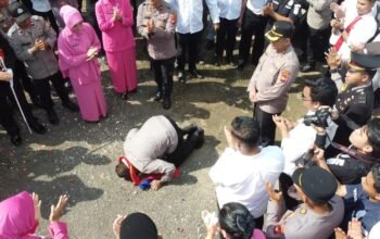 Sujud Syukur Sang Kapolres, Momen Perpisahan AKBP Harris Batara Simbolon Menggetarkan Hati Personel