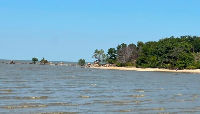 Lepas Penat Sebelum Penutupan, Kafilah Melawi Nikmati Keindahan Pantai Pulau Mayang