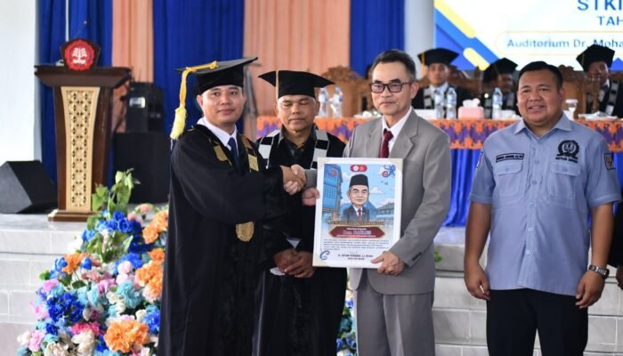 Wakili Bupati, Sekda Melawi Beri Pesan Penting kepada 349 Wisudawan STKIP Melawi