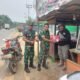 Cegah Karhutla, Babinsa Koramil 16/Belimbing Bagikan Leaflet kepada Warga di Pasar Simpang Batu Buil