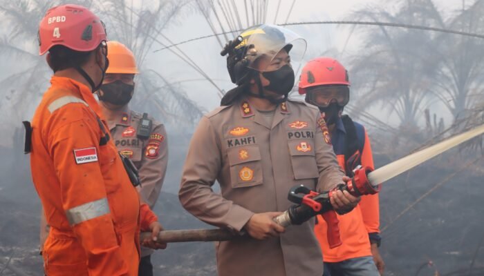 Karhutla Mengganas! Kapolres Melawi Turun Langsung Padamkan Api