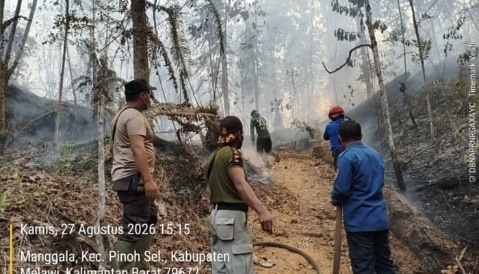 Terjebak Kepungan Api, Satgas Karhutla Evakuasi Satu Keluarga dari Pondok Kebun di Manggala