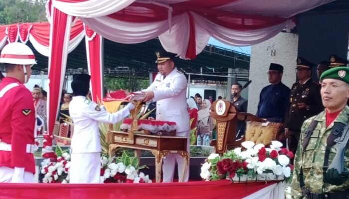 Penuh Khidmat! Bupati Melawi Pimpin Penurunan Bendera Merah Putih HUT ke-81 RI