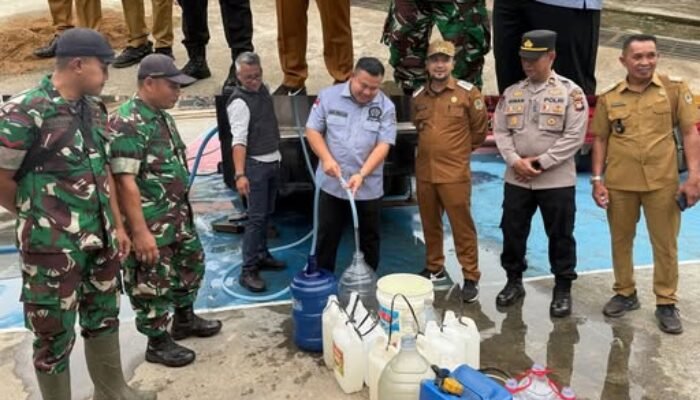 Ketua DPRD Melawi Dampingi Penyaluran Air Siap Minum untuk Warga Sayan Jaya
