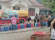 Polres Melawi Salurkan 4.000 Liter Air Bersih untuk 185 KK di Tanjung Tengang