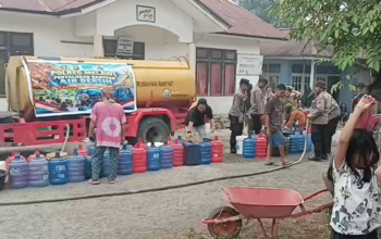 Polres Melawi Salurkan 4.000 Liter Air Bersih untuk 185 KK di Tanjung Tengang