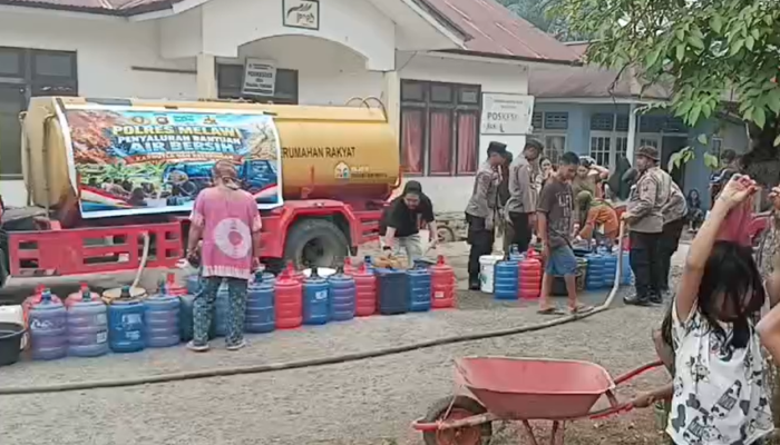 Polres Melawi Salurkan 4.000 Liter Air Bersih untuk 185 KK di Tanjung Tengang