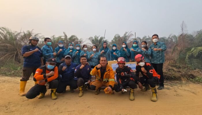 BPBD Melawi Bersama MDMC Lakukan Pendinginan di Areal Bekas Kebakaran