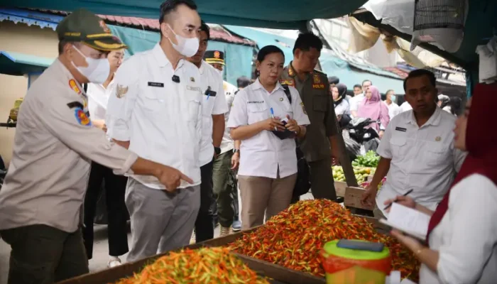 Sekda Melawi Pantau Harga Kebutuhan Pokok, Cabai Tembus Rp180 Ribu per Kilogram