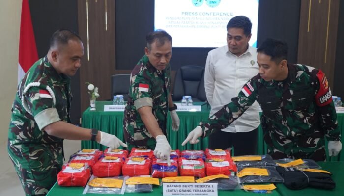 Satgas Pamtas Gagalkan Penyelundupan 16,4 Kg Sabu dari Malaysia, Danrem 121/Abw Serahkan ke BNNP Kalbar