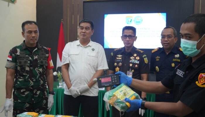 Satgas Pamtas Yonarmed 19/Bogani Gagalkan Penyelundupan 5,269 Kg Sabu di Perbatasan, Danrem 121/Abw Sampaikan Apresiasi