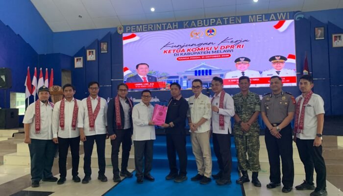 Wabup Malin Serahkan Proposal ke Lasarus, Jalan Dua Jalur Nanga Pinoh Jadi Prioritas