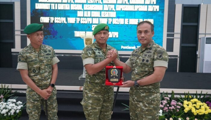 Danrem 121/Abw Brigjen TNI Purnomosidi, selaku Komandan pasukan pada Sertijab dan Alih Kodal Satuan jajaran Kodam XII/Tanjungpura