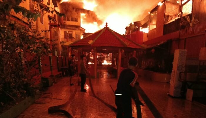 Kebakaran Hebat di Jalan Merak Melawi, Puluhan Ruko dan Kelenteng Bersejarah Ludes Terbakar