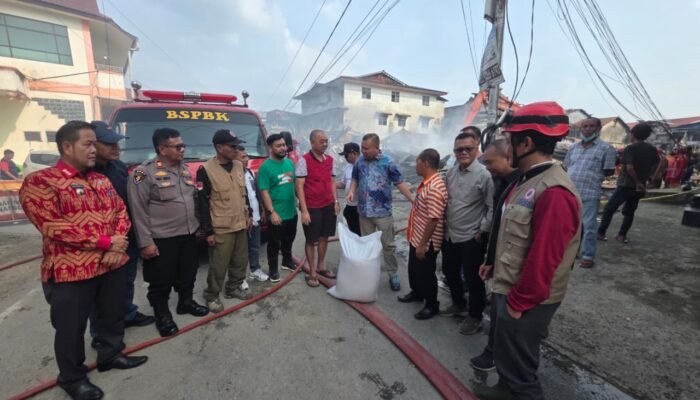Bupati Dadi Kunjungi Korban Kebakaran Nanga Pinoh, Pemkab Melawi Salurkan Bantuan Pangan dan Fasilitasi Pengobatan